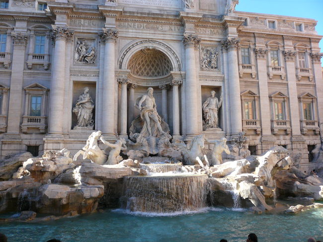 トレビの泉<br />観光客でごった返していました。<br />コインを投げ込むことはできませんでしたが、再度訪れたいと思います。<br />いろんな角度から写真を撮りましたがこれがBest SHOTかと。<br />また、周辺のCafeで休憩しましたが、有名な便座のカバーが無いトイレに遭遇しました。