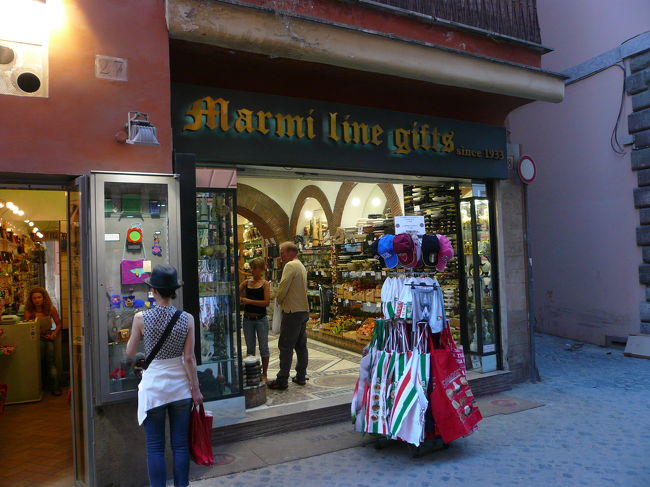 トレビの泉の周りは如何にも観光地と言える、お店（cafeやお土産）が立ち並んでいます。その中で、Marimi Line　と言うAntique shop　で　娘のHard Stone necklaceを調達しました。<br /><br />http://www.marmiline.com/eng/gifts.php