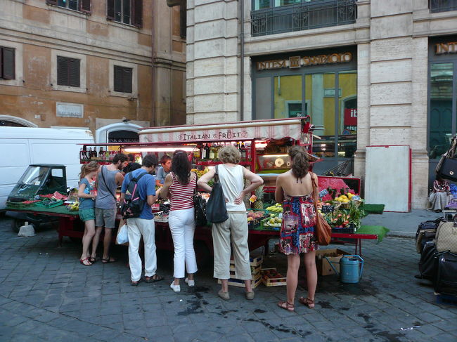 やはり、トレビの泉のそばにあった、フルーツの屋台です、人が群がっていたので写真を撮っておきました。