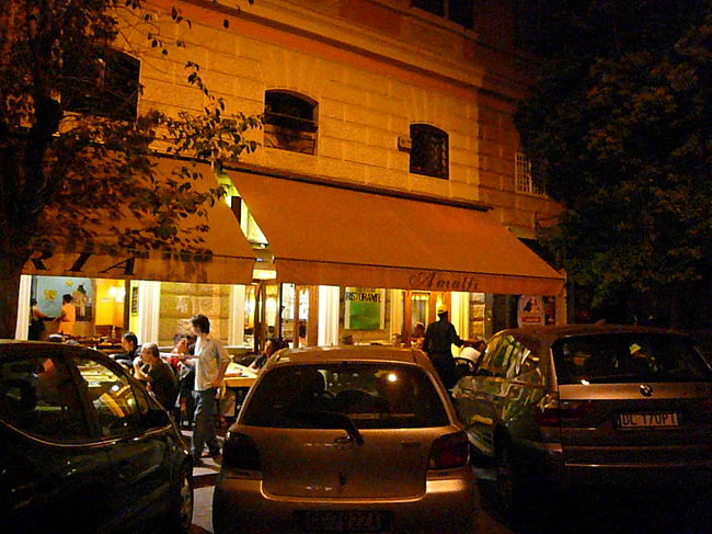 今日のディナーはヴァチカンの近くグラッキー通りのレストラン街（地球の歩き方によるとリーズナブルなレストランが並ぶ通り）、しかし８月と言うことでお休みのお店が多かった、その中で選んだお店が「PIZZARIA AMARFI」です。外のテーブルがよかったのですが一杯なので中のテーブルで頂くことにしました。<br />しかし、ピザ焼き釜が近くにあり何時もにも増して暑かった。しかし地元民と思えるお客さんも結構訪れおいしかったです。