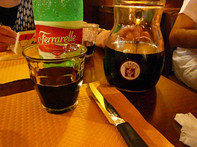 ハウスワインです。<br /><br />この色気ないグラスが何とも言えない家庭的な雰囲気をかもしだしています。