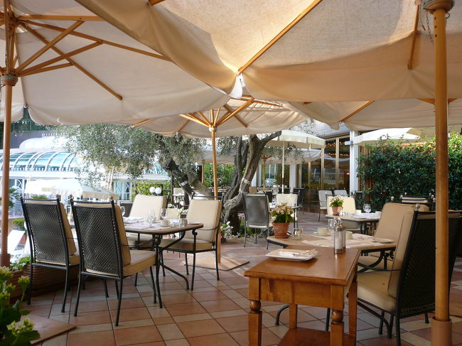 朝食をとるためのプールサイドのレストランに行きましたが、今日はまだあまり人がいません。天気はピーカンです、今日も暑くなりそうです。<br />１３時の便（ローマ発フランクフルト経由（トランジット）パリ行き）を確保しているので１１時には空港にしゅっぱゆする必要があります、ゆっくりはできないですが残された名所を尋ねてきたい思います。