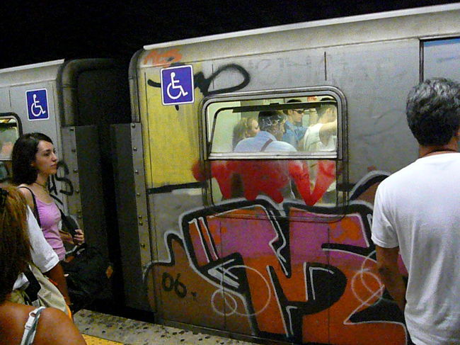 シャトルバスにて地下鉄バンベリーニ駅よりテルニミ駅経由コロッセオ駅を目指しました。<br />今日は「落書きの芸術」電車に遭遇。しかしイタリアの落書き文化はすごいですね。