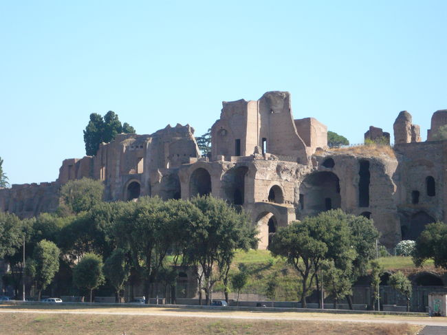 フォロ・ロマーノを遠くから眺めてみました。<br /><br />今度は訪れて観たいと思います。<br />２泊３日の個人旅行ではさすがに廻り切れません、一箇所に長居をしてしまい、時間が足りなくなりました。2009年にはダビンチ・コードに続き「天使と悪魔」が放映されたため映画と原作を読みまたローマ（バチカン）に言ってみたくなりましたが、当面欧州旅行は夏休みしか時間が取れないためしばらくはお預けです。如何せん夏のイタリアは「暑い」。