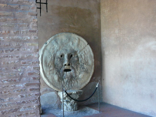 真実の口：<br />サンタ・マリア・イン・コスメディン教会の正面柱廊の奥に飾られている。<br />元々は下水溝のマンホールの蓋であったらしく、海神トリトーネの顔が刻まれている。<br />手を口に入れると、偽りの心がある者はその手首を切り落とされる、あるいは手が抜けなくなるという伝説がある。tamtamは偽りの心がないため手首は無事でした。<br />