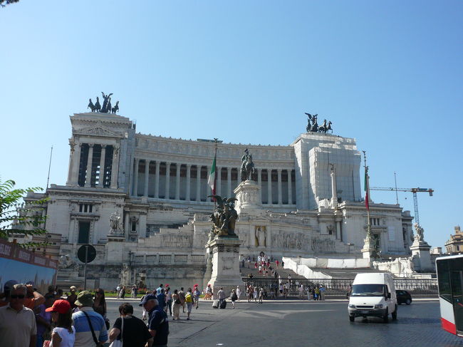 ヴィットリアーノ (Vittoriano)<br />正式名はヴィットーリオ・エマヌエーレ2世記念堂<br />イタリア・ローマのヴェネツィア広場に面しカンピドリオを背にして建つ、1870年のイタリア統一の立役者、初代国王ヴィットーリオ・エマヌエーレ2世の偉業を称えて建てられた記念堂。<br /><br />ここからタクシーを拾いホテルまで戻りました。