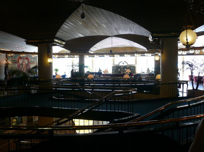 ホテルに戻り名残惜しいのですが、荷物をピックアップしタクシーにてレオナルド・ダ・ビンチ空港に向かいました。<br />写真はホテルのロビーです。館内には至る所に美術品が展示され美術館の様子でした。