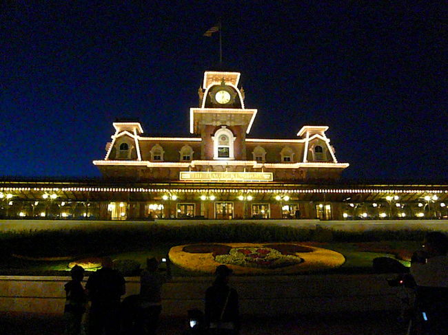 Downtown Disney　エリアのホテル専用バスが1回/３０分の間隔で、パークとホテルを行き来してくれています。<br />バスとモノレールを乗り継ぎ、まずはマジック・キングダムに行く事に。