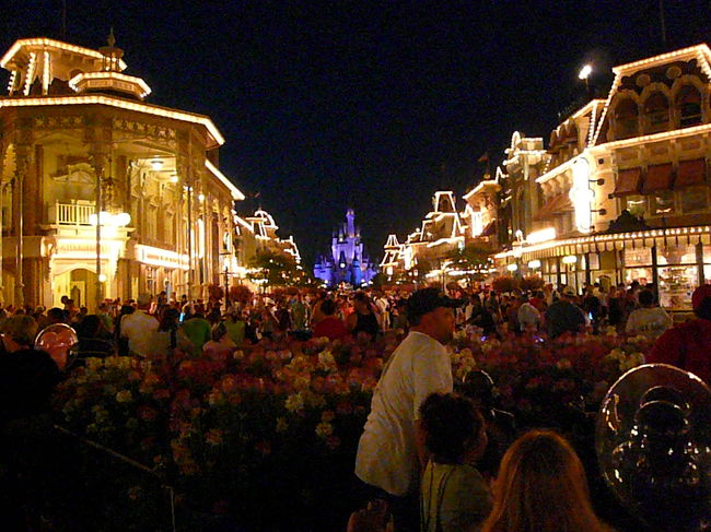 Main Street, USA　から　ﾊﾟｰｸのｼﾝﾎﾞﾙ「ｼﾝﾃﾞﾚﾗ城」です。