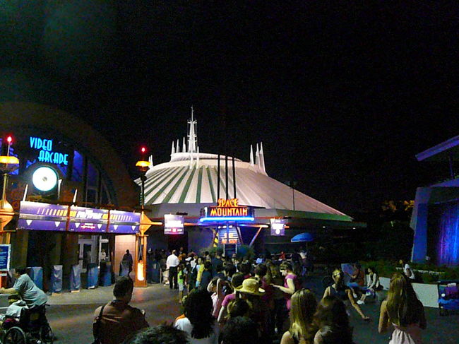 まずは、スペースマウンテンを楽しみ。
