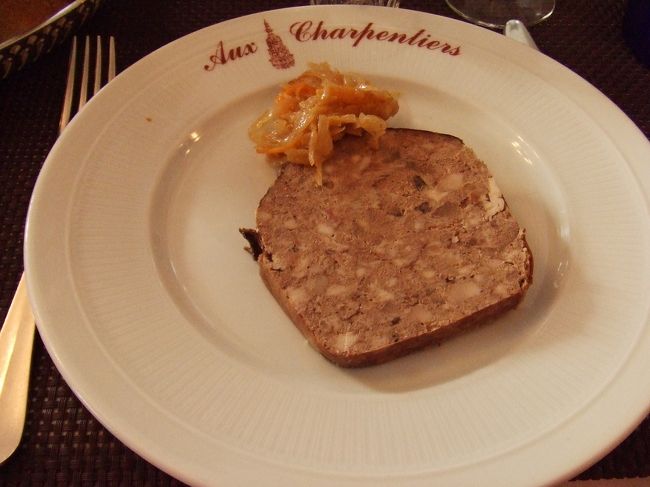 パリへ戻ってランチです。<br />ワイン、前菜、メインで20ユーロ弱。<br />このパテ、すごく美味しかった！