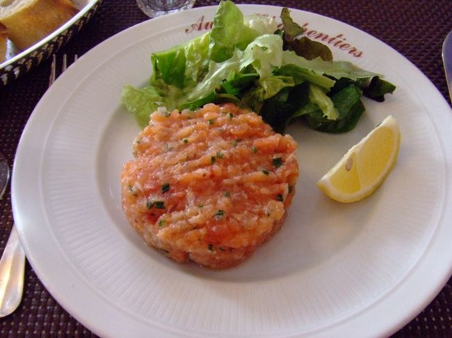 サーモンのタルタル、これも美味しい！<br />お醤油とご飯ください！