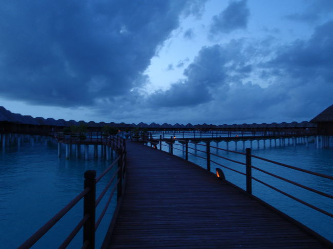 最終日の夜、ハネムーンディナーに向かいます。<br />旅行予約時に、新婚旅行と伝えれば無料でディナーが付きます。（チップ要）<br />ビーチかサンセットレストランなど場所を選べます。