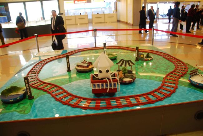 函館空港　定刻9時着<br /><br />到着口前のオブジェ<br />