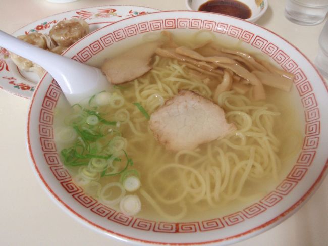 塩ラーメン￥520<br />鶏がらスープに塩だけの味と<br />あっさりシンプルでコレぞ函館ラーメンって感じでした<br /><br />