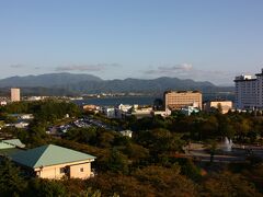 手前は豊公園。
琵琶湖の向こう側に長浜ドーム、というのが見えます。