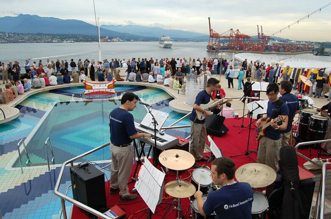 バンクーバー出航。　デッキでは出航パーティが催されています。