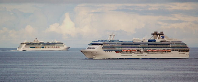 バンクーバー島と大陸の間のインサイドパッセージを航行。　３隻の客船がすれ違う。<br />セレナーデ・オブ・ザ・シーズ（左）、コーラル・プリンセス（左）