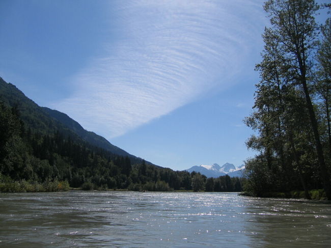 ヘインズでは、白頭鷲の生息地を訪れるゴムボートによる川下りを体験。
