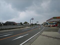 2009年10月３日（土）　ＡＭ9：09　鳥取砂丘前　
鳥取砂丘の駐車場は有料駐車場と土産物店の無料駐車場がある。　有料駐車場は１日４１０円で土産物駐車場は無料です。東尋坊の様に強引な呼び込みも無く土産物店で買うかは良心にお任せと言う感じです。

買わなくてはいけない雰囲気はありません。