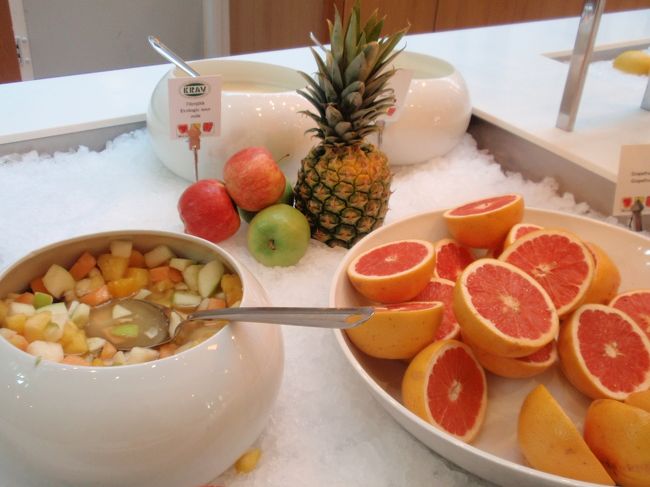 まずはホテルで朝食。<br /><br />超豪華バイキングです。