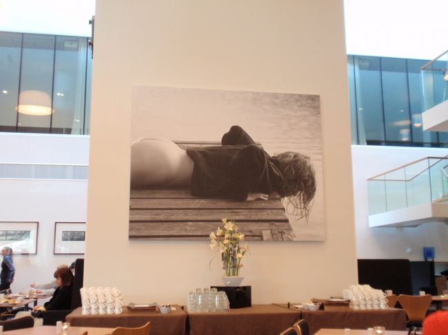 朝食レストランの大きなパネル。