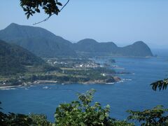 2009年10月4日（日）ＡＭ9：35
経ヶ岬（きょうが）展望台よりの眺め
経ヶ岬駐車場の売店も閉鎖されているし展望台も木が生い茂り全く手入れされていない。
灯台までの道中のみ普通に行ける

でも整備されていないから今後、この場所も風化していくと思います。灯台は海上保安庁が管理しているのでそれは無くならないでしょうが。
