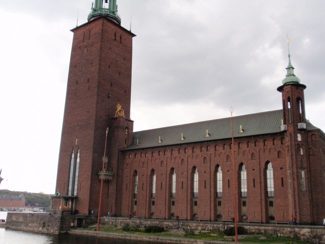 市庁舎へ到着。