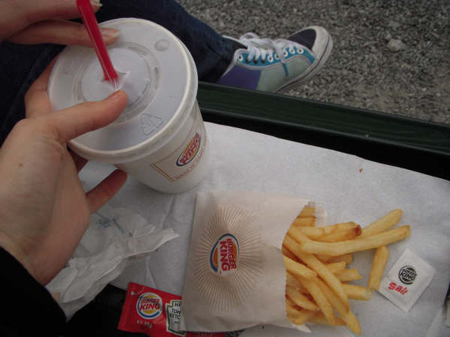 憧れの公園のベンチでランチ。