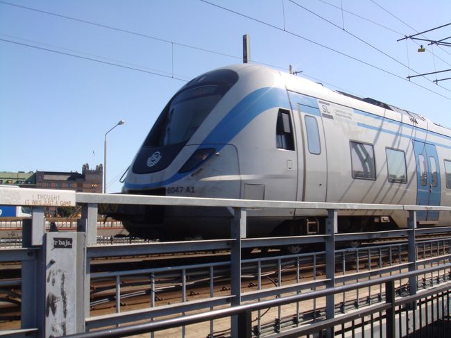 市庁舎から線路に沿って歩いていきます。<br /><br />線路と一緒にかかっている橋を渡っている時に<br />電車が来ました。<br />特急のような車両です。