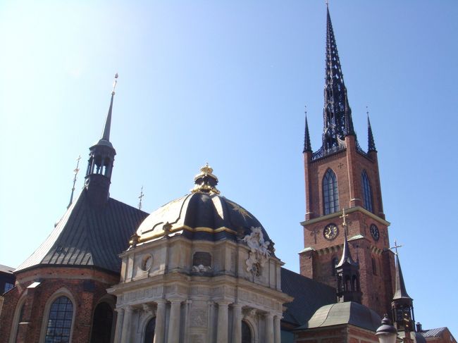 リッダーホルム教会に着きました。<br /><br />スウェーデン王家の菩提寺。<br /><br />先をいそぐので、外見だけです。<br />