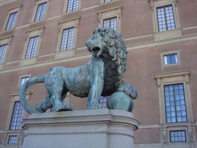 王宮の外階段の上にはライオンの像。