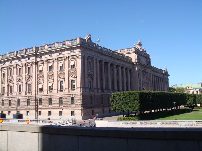 そこから、国会議事堂を反対側から見ます。<br /><br />王宮と見分けつかないぐらい立派です。<br />建物の外観は、むしろ王宮の方がシンプル。
