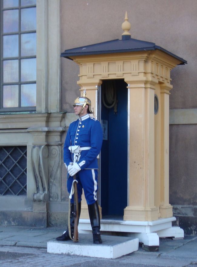 王宮横(裏口？)の詰め所。<br /><br />兜でよく見えないけれど、イケメンみたい。<br /><br />観光客に交代式の場所を質問されたようで、<br />あちらだと言うように案内していました。<br /><br />私たちもそちらへ移動。