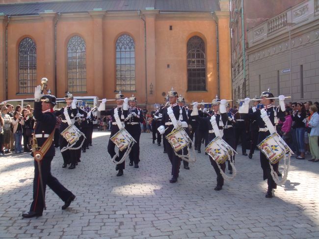 外だけれど、一番前に入れるところにいました。<br />下に書いてある白線から出ると、衛兵に注意されます。<br /><br />待ったのは１５分ほどですが、鼓笛隊の音が聞こえてきて、姿が見え始めました。