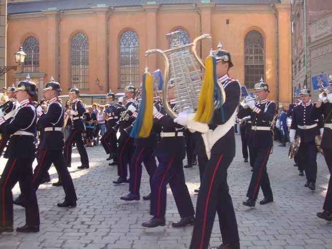 背が高い人もいれば、それほどでもない人も。<br /><br />整然と、行進<br /><br />って言うほどではなく、ちょっとゆるいかも。<br />それぐらいでいいかも。<br />