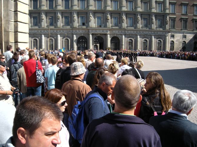 遅かった！<br /><br />すでに、王宮の前にはたくさんの観光客が集まって<br />中に入っても人垣で見えそうにありません。<br /><br />