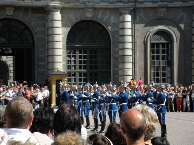 どうやら、青い制服の人の勤務時間が終わって、<br />濃紺の制服の人に替わるようです。<br /><br />青の方が、スウェーデン・カラーでいいな。<br /><br />偶然、私もユニクロで買った、<br />スウェーデンカラーのパーカーを着ていました。
