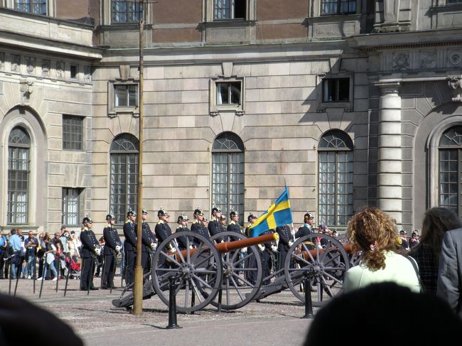 大砲と衛兵とスウェーデン国旗。