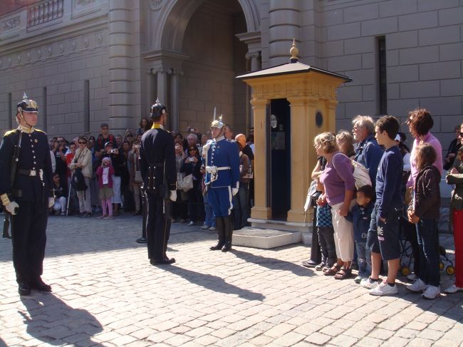 この広場の入り口の詰め所でも、プチ交代式。