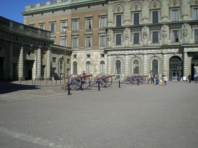 交代式が終わって、街を歩き回ってから王宮を<br />通りがかると、ガランとしていました。<br /><br />王宮の中に、複数の博物館があるようです。<br />一つ、二つ入りたかったんですが、町歩きのほうがいい<br />と多数決で入れず。残念。