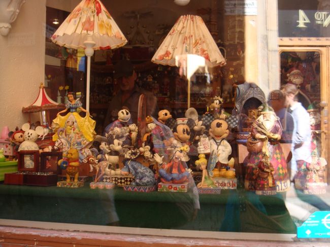 ミッキーファンが行きたくなるようなお店です。<br /><br />こんな写真があったら、<br /><br />SHOW WINDOW　！　素敵なディスプレイ♪ コミュニティ <br />http://4travel.jp/community/member/10000626/<br /><br />へどうぞ。<br />