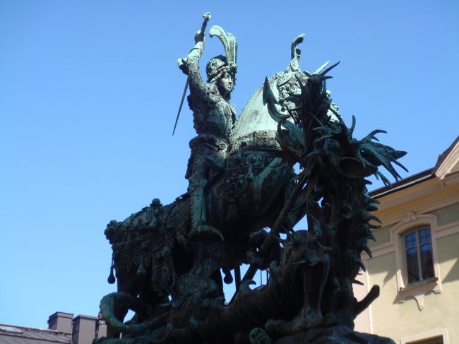 セント・ジョージ　＆　ドラゴン<br />あれ、セント・ジョージ　VS　ドラゴン？<br /><br /><br />バルセロナの守護聖人もセント・ジョージでした。<br /><br />TOTOの曲を思い出します。