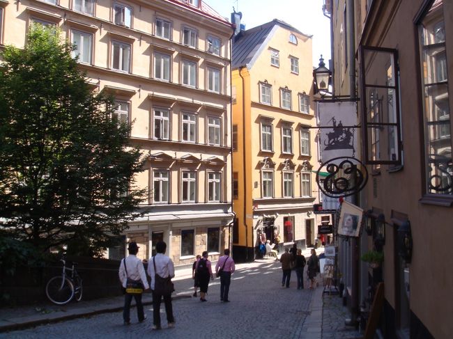 その像の右側の道を降りていきます。<br />