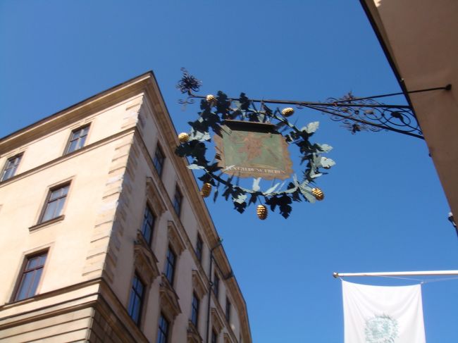 抜けるように青い空に映える、これも素敵な看板。<br /><br />MILFLORESさんのおみやげにしよう！<br /><br />『上も向いて歩こう！』　〜世界の看板〜 コミュニティ<br />http://4travel.jp/community/main/10000512/<br /><br />