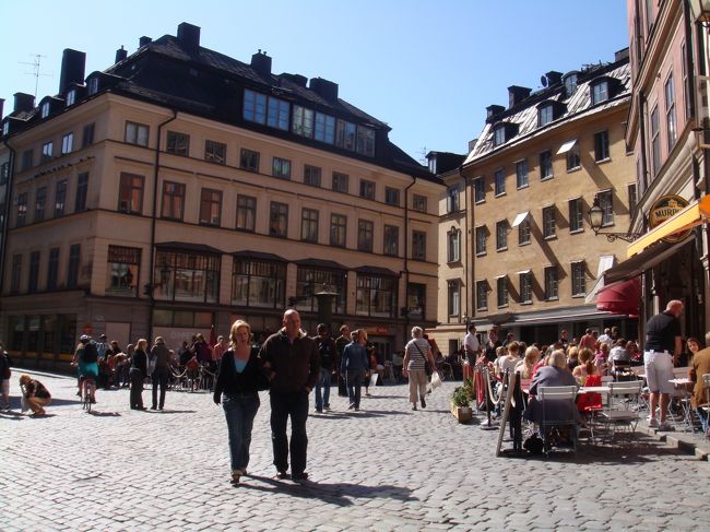 鉄の広場、だと思います。<br /><br />オープン・カフェがあったり、観光客がいーっぱい。