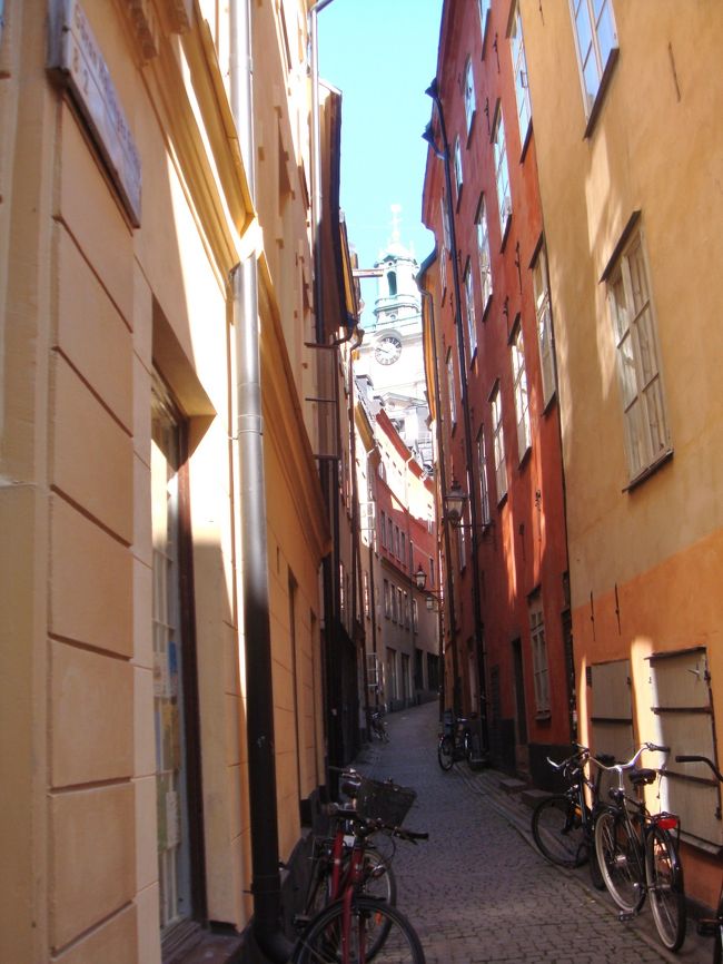 わずかに大聖堂が見える細い道。