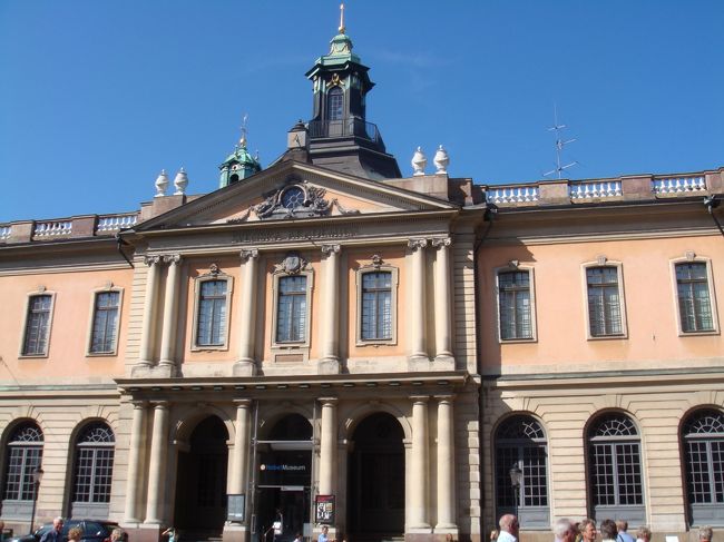 ノーベル博物館。<br /><br />建物は２階で大きいけど、展示は下だけ。<br /><br />パネル展示が多くて、英語読むのが早くて負担でない<br />人でないと、つまらない。<br />展示されているものも意味わからない。<br /><br />ここは入らなくても良かった。<br /><br />大人60SEC　学割40SEC　　・・・高い<br />