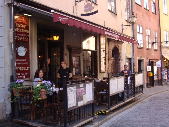 ノーベル博物館のそばで、夕べ食事したはず・・<br /><br />と、捜すとここでした。<br /><br />今日は暖かいので、テラス席もお客さんが。<br /><br />もう１４時頃です。<br />まだ昼食とっていませんが、１５時にはホテルに戻って<br />タクシーで船のターミナルに向かわなければいけません。<br />これから食事はもう無理でしょう。