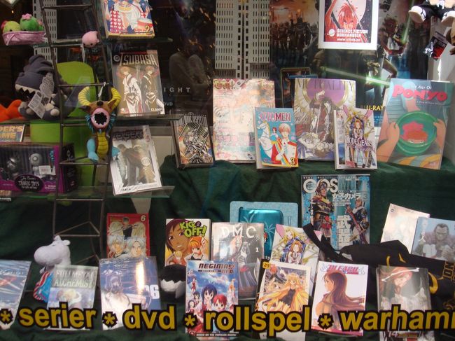 本屋さんのショーウィンドゥに、「MANGA」発見。<br /><br />同行者２人がじっくり見て買ったので時間かかりました。<br />店内、ペーパーバックの分類がなぜかSFばかりやたら多い。<br /><br />あとでお店の袋見たら「MANGA」と「SF」の専門店でした。<br /><br />SF!　さすがノーベル賞の国です！<br />